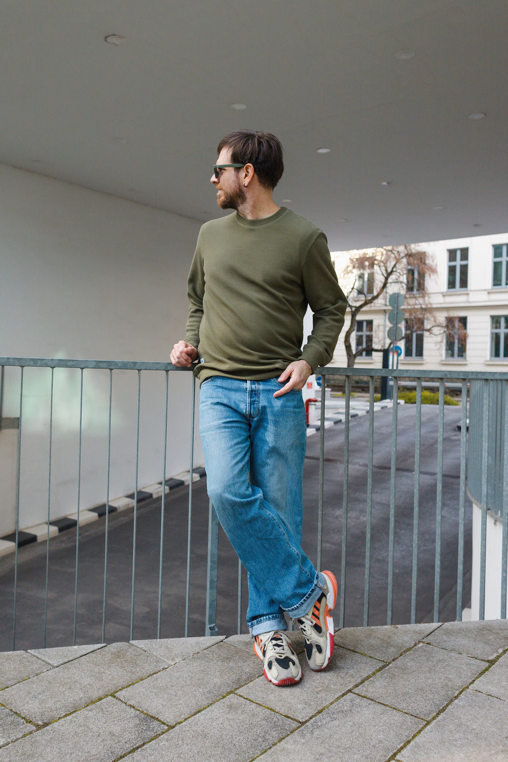 HIVE CREWNECK / OLIVE