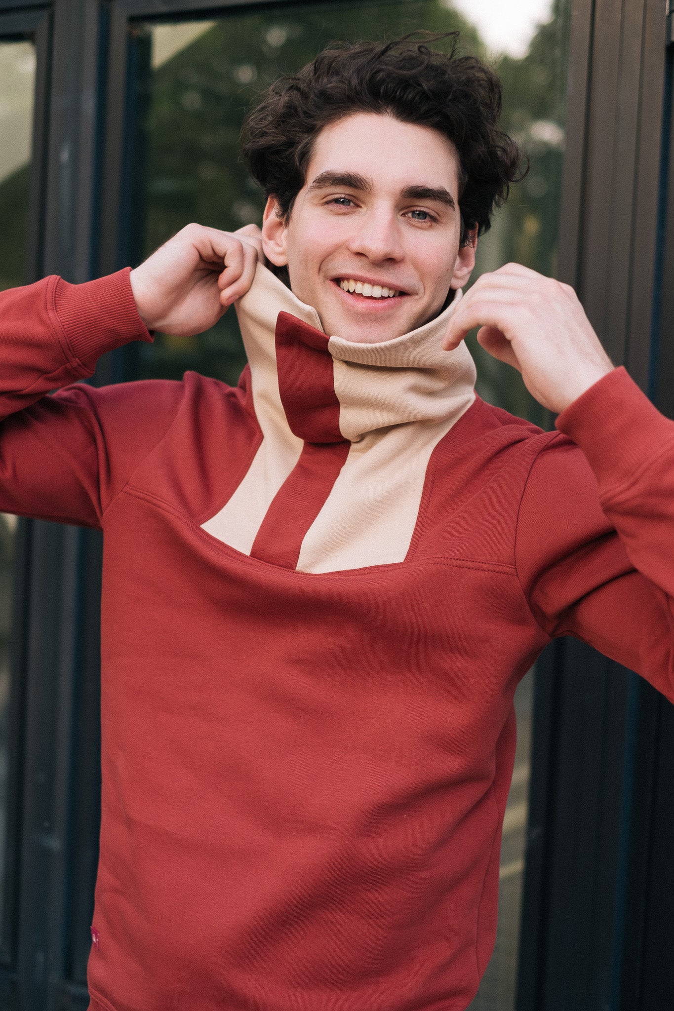 SHIELD SWEATSHIRT / RETRO RED