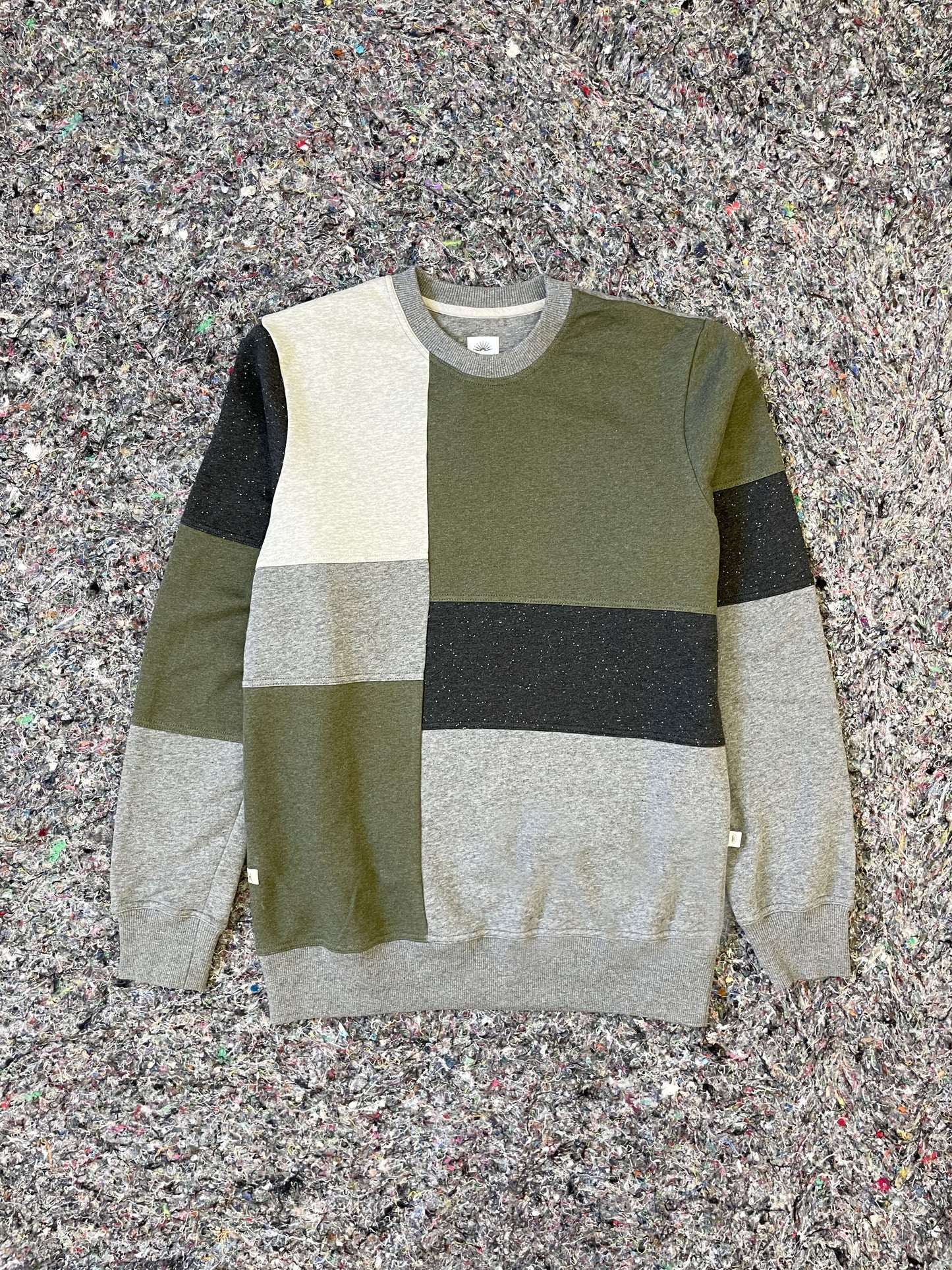 PATCH CREWNECK MEN'S / MOSS-GREY