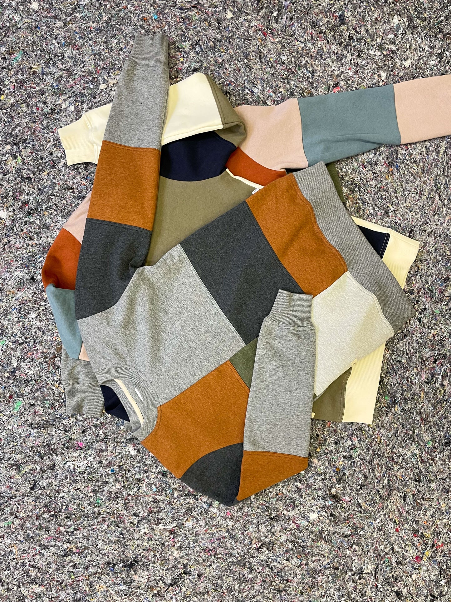 PATCH CREWNECK WOMEN'S / RUST-GREY